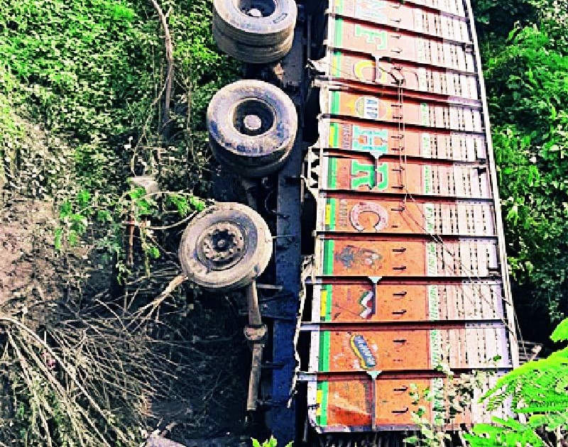 Loaded truck into canal; One killed | भरधाव ट्रक पडला कालव्यात; एक ठार