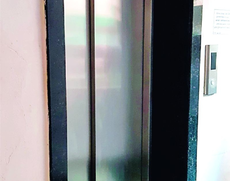 Elevator of ZP in the water | झेडपीतील लिफ्ट पाण्यात
