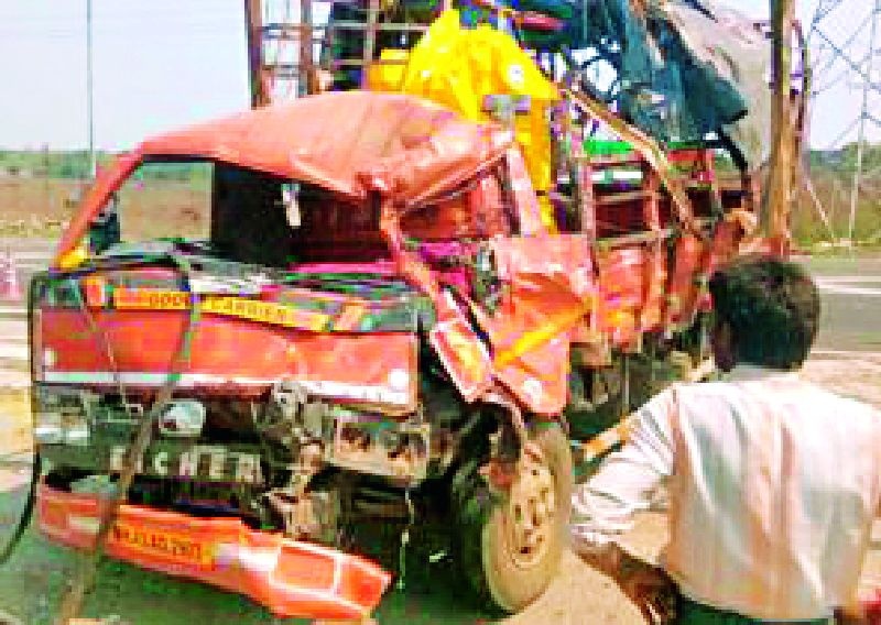 One killed in a travel-truck accident | ट्रॅव्हल्स-ट्रक अपघातात एक ठार