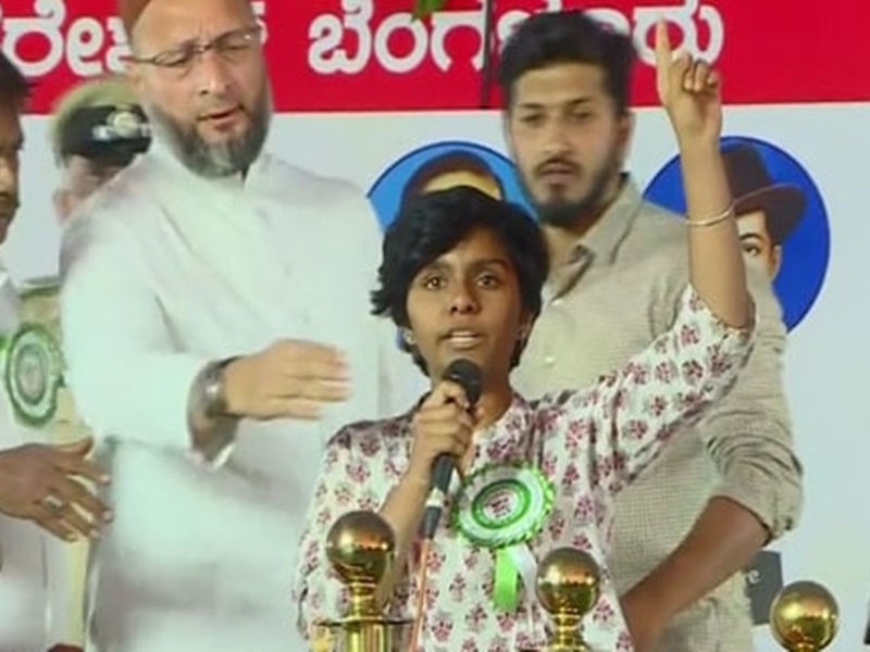Another video of amulya leona who given Pro Pakistan Slogen on Owaisi stage in Bengaluru | 'त्या' तरुणीचा आणखी एक व्हिडिओ व्हायरल; मी एकटी नाही, फक्त चेहरा आहे माझ्यामागे तर... 