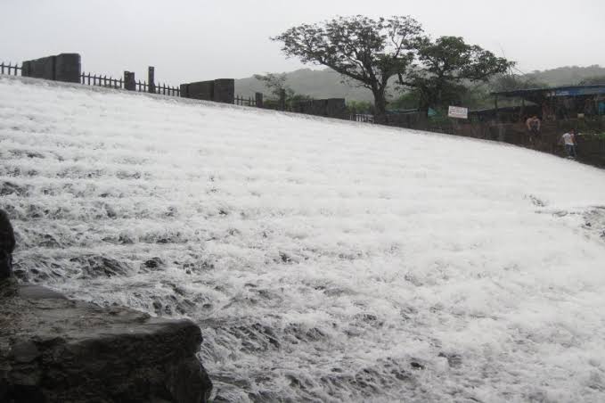 A tourist attraction Bhushi Dam of lonavala overflow | लोणावळ्यातील पावसाळी पर्यटनाचे मुख्य आकर्षण असणारे भुशी धरण 'ओव्हरफ्लो' 