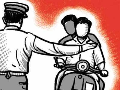 The traffic police was fined Rs 5,000 in pune | ...अन् पुण्यात वाहतूक पोलिसालाच मिळाली पाच हजारांचा दंड भरण्याची शिक्षा