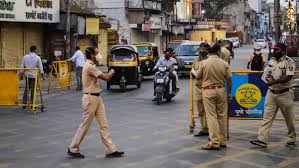 Punekar who was out of the house due to the curfew, gave an illogical answer to the police | संचारबंदीच्या काळात घराबाहेर पडणाऱ्या पुणेकरांची पोलिसांना एक से बढकर एक 'भन्नाट' उत्तरं
