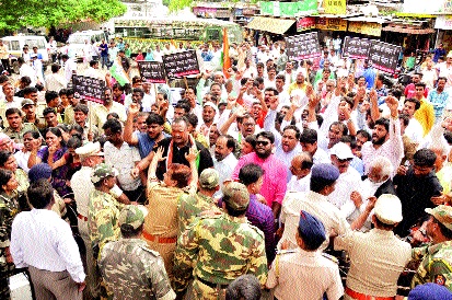 'There are noisy in the street street, army-BJP thieves' | ‘गली गली में शोर हैं, सेना-भाजप चोर हैं’