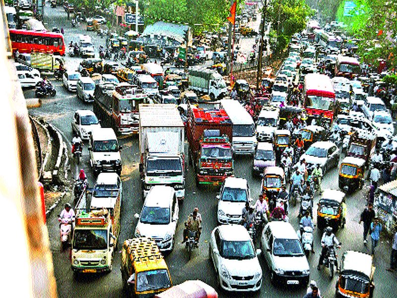 Life-threatening exercise on the four-lane on the Mumbai-Agra highway | मुंबई-आग्रा महामार्गावरील चौफुलींंवर  जीवघेणी कसरत
