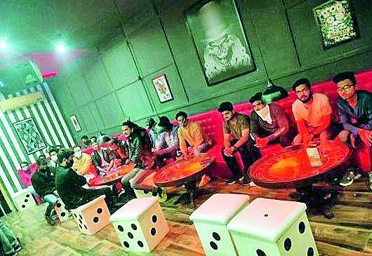 In Nagpur, 29 boys and girls were found in a bar | नागपुरात बारमध्ये झिंगाट झालेली २९ मुले-मुली आढळली