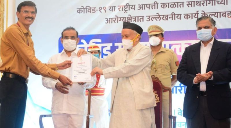 Governor felicitate Ner's laboratory scientist in Yavatmal district | यवतमाळ जिल्ह्यातील नेरच्या प्रयोगशाळा वैज्ञानिकाचा राज्यपालांच्या हस्ते गुणगौरव