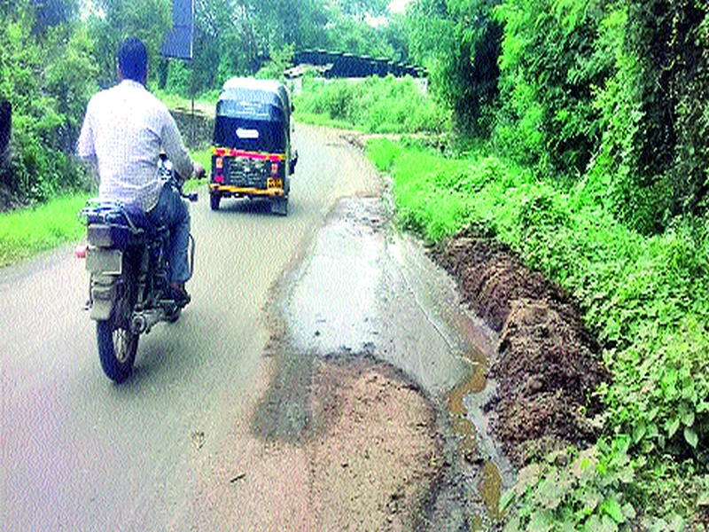  Excrement in the mud on the Bhagur-Nenagaon road | भगूर-नानेगाव रस्त्यावर गोठ्यातील मलमूत्र