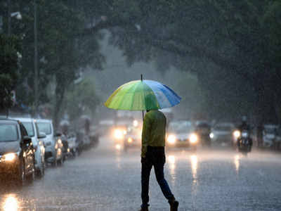 Heavy rain with thunderstorms in Pune on Thursday | पुण्यात विजांच्या कडकडाटासह पावसाची धुवांधार बॅटिंग