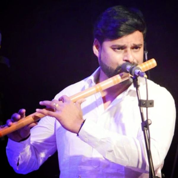 Mesmerizing performer of flute; Rohit Vankar | बासरीच्या सुरावटीने रसिकांना मोहित करणारा अवलिया; रोहित वनकर