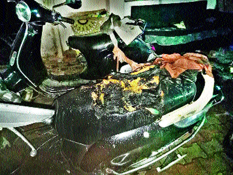  Two wheels were burnt at Kamtwade in Cidco | सिडकोतील कामटवाडे येथे दुचाकी जाळली
