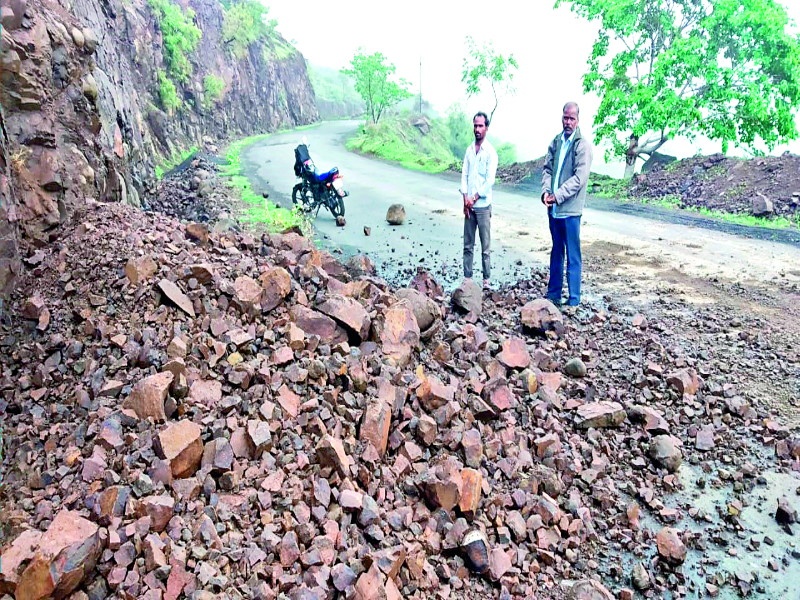 ridge collapsed due to rain in Bhuleeshwar Ghat | भुलेश्वर घाटात अवकाळी पावसामुळे कोसळली दरड