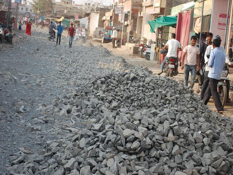  The road work of Walaj-Kamalapur is slow! | वाळूज-कमळापूर रस्त्याचे काम संथगतीने!