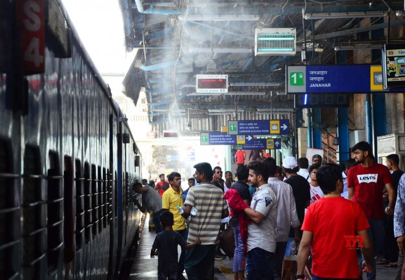 11 trains late; Passengers suffered | ११ रेल्वेगाड्या लेट; प्रवाशांची गैरसोय