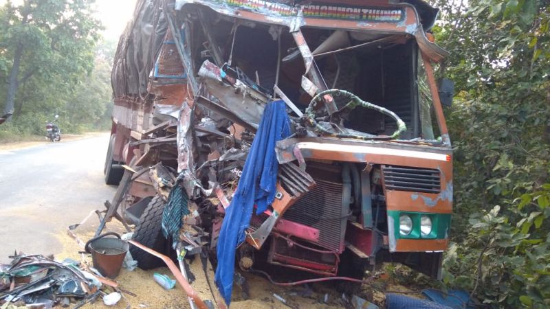 Two trucks collide in Dandgaon in Bhandara district | भंडारा जिल्ह्यात दांडेगावजवळ दोन ट्रकची भीषण टक्कर