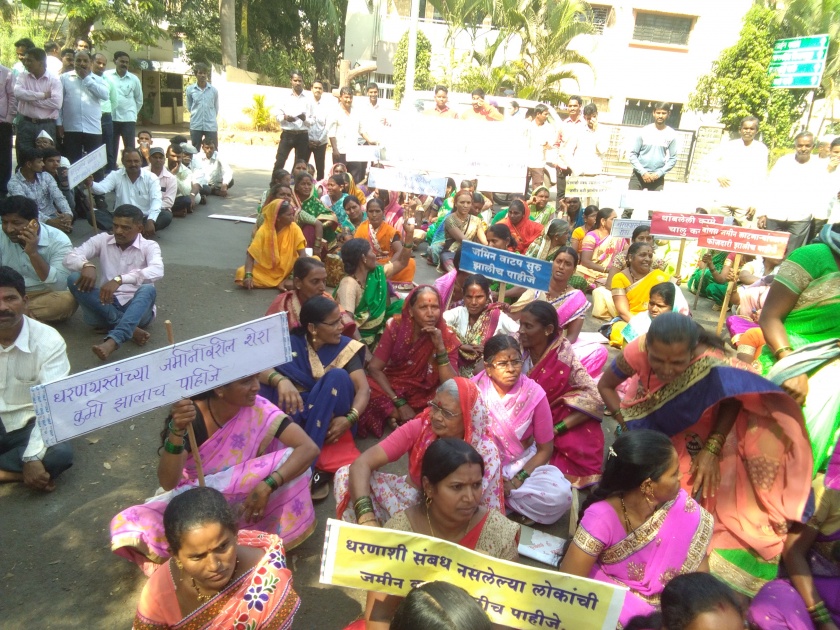 Strike front of Kalamwadi dams: District Collector stays in front of the office | काळम्मावाडी धरणग्रस्तांचा धडक मोर्चा : जिल्हाधिकारी कार्यालयासमोर ठिय्या