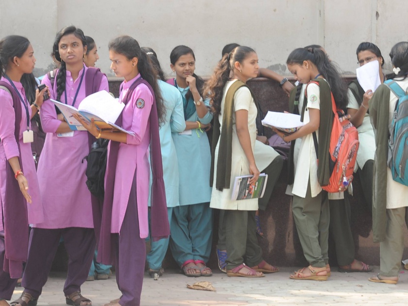 Kolhapur: Start of HSC exam; Parents' crowd outside the centers | कोल्हापूर : बारावीच्या परीक्षेला प्रारंभ; केंद्रांवर बाहेर पालकांची गर्दी