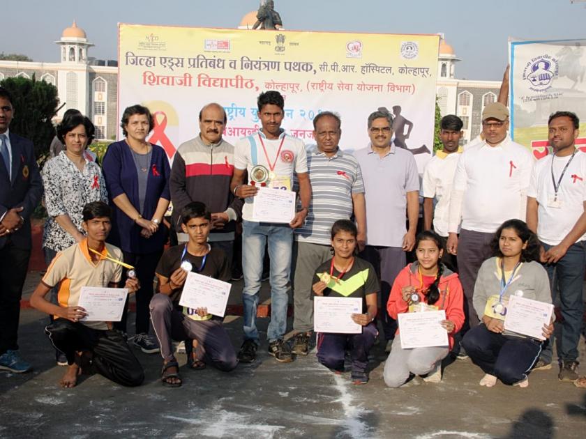 Rutul Shinde, Anjali Vaithande winners in AIDS Awareness Marathon | एडस् जागृती मॅरेथॉनमध्ये रूतुल शिंदे,अंजली वायदंडे विजेते