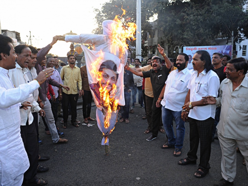 Combustion of the iconic statue of Varis Pathan, who made a provocative statement | चिथावणीखोर वक्तव्य करणाऱ्या वारीस पठाण यांच्या प्रतीकात्मक पुतळ्याचे दहन
