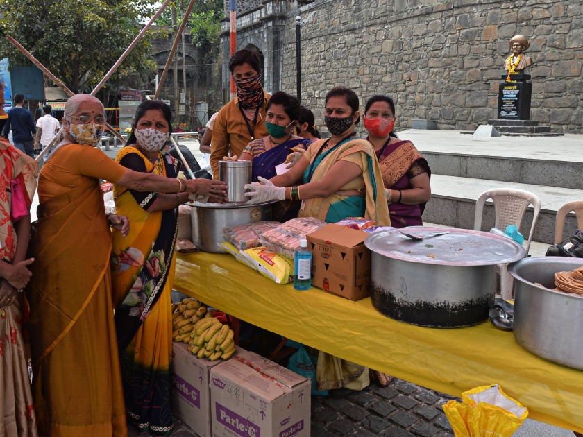 The basis of Seva Nilayam for the hungry on the occasion of Roti Day | रोटी डेच्या निमित्याने भुकेलेल्यांना सेवा निलयमचा आधार