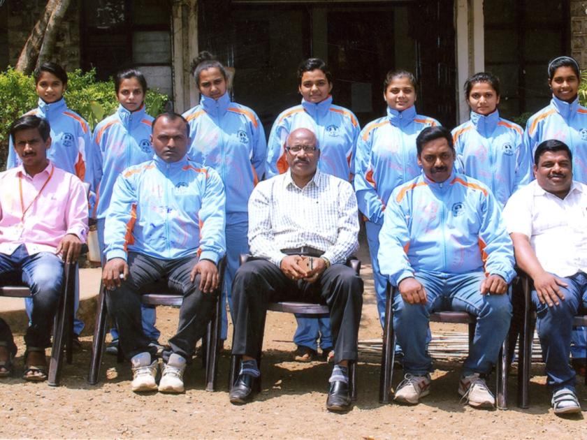 Shivaji University Women's team leaves for Punjab in fencing competition | शिवाजी विद्यापीठ महिला संघ तलवारबाजी स्पर्धेसाठी पंजाबला रवाना