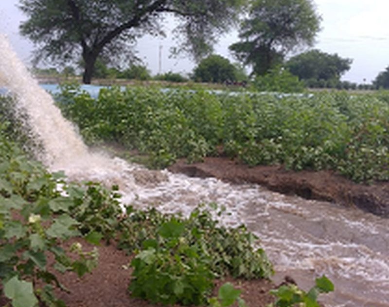 Damage to agricultural crops due to pipeline rupture | पाईपलाईन फुटल्याने शेती पिकांचे नुकसान