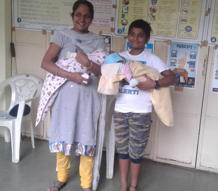 Live in a polling station with a three month old baby | Maharashtra Election 2019 : तीन महिन्यांच्या जुळ्या बाळासह थेट मतदान केंद्रात