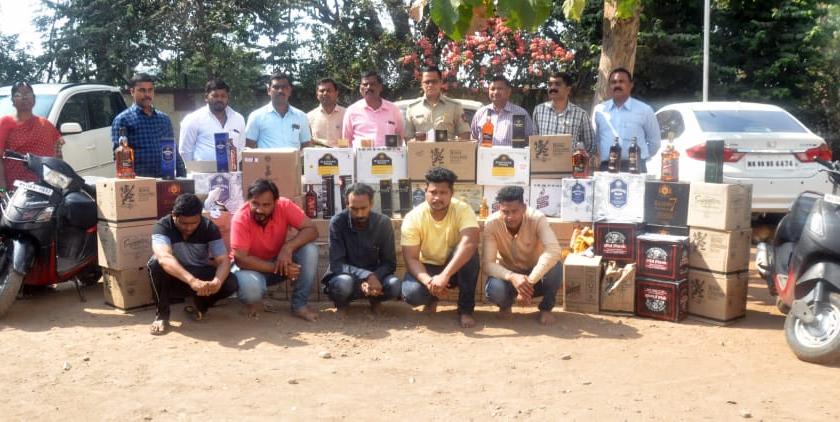 Kolhapur: Goa's foreign liquor seized for seven and a half lakhs, and arrested five people | कोल्हापूर : थर्टी फर्स्टसाठी आणलेले साडेसहा लाखाचे गोवा बनावटीचे विदेशी मद्य जप्त