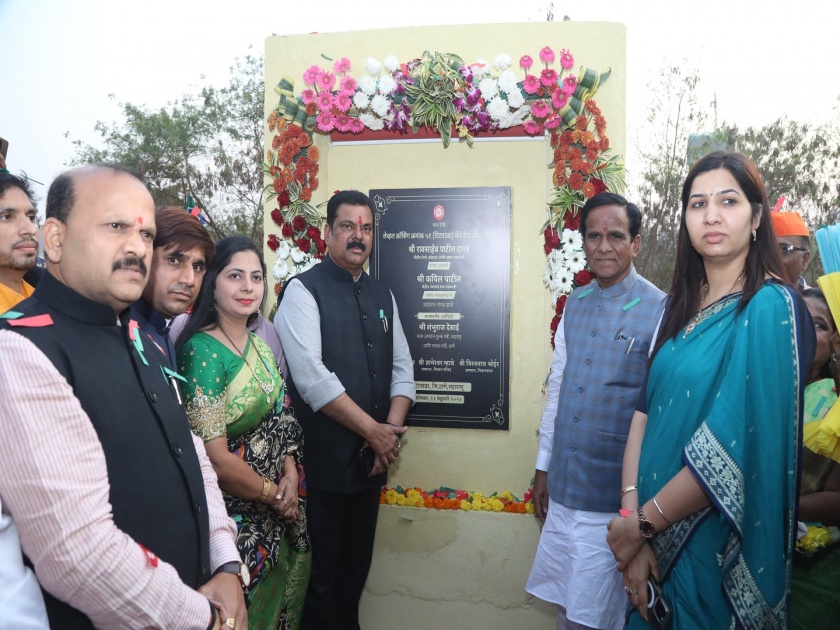 Titwala Level Crossing Gate 51 flyover inaugurated by Raosaheb Danve, Minister of State for Railways | टिटवाळा लेव्हल क्रॉसिंग गेट ५१च्या उड्डाणपूलाचे रेल्वे राज्यमंत्री रावसाहेब दानवेंच्या हस्ते लोकार्पण