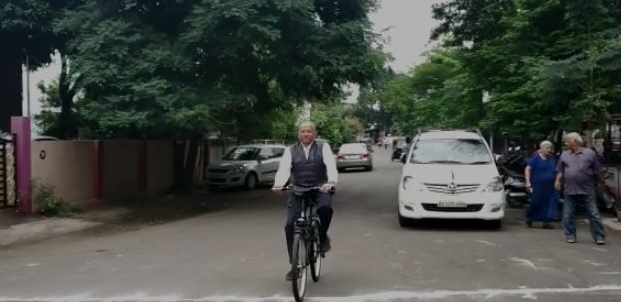 Voters ride on the horse and bicycle for voting in Vidarbha | Maharashtra Election 2019; मतदानाला कुणी आले घोड्यावर तर कुणी चालविली सायकल