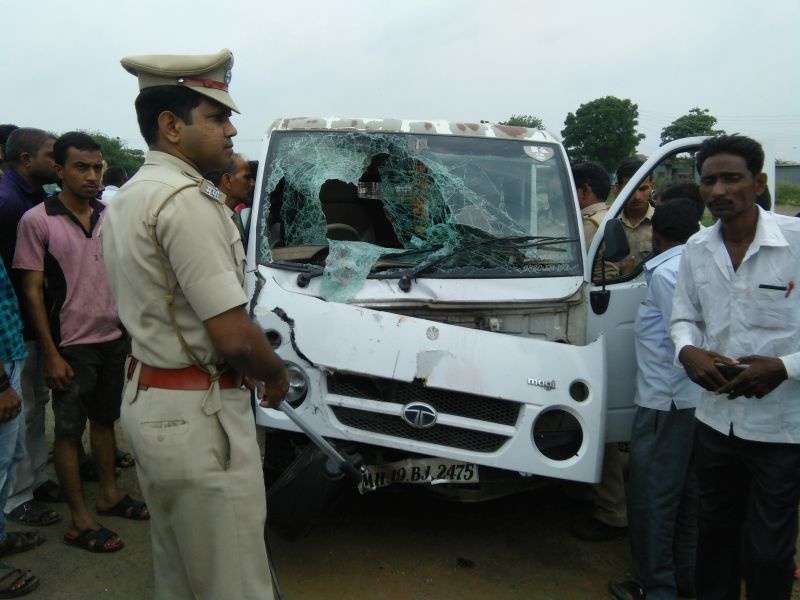 Two killed in a school bus and a two-wheeler accident in Jalgaon | जळगावात स्कूल बस व दुचाकी अपघातात २ ठार