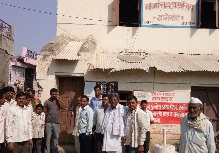 The angry villagers stationed the Gram Panchayat employees in the office | आलेगावचा पाणीप्रश्न पेटला; संतप्त ग्रामस्थांनी ग्रामपंचायत कर्मचाऱ्यांना कार्यालयात डांबले 