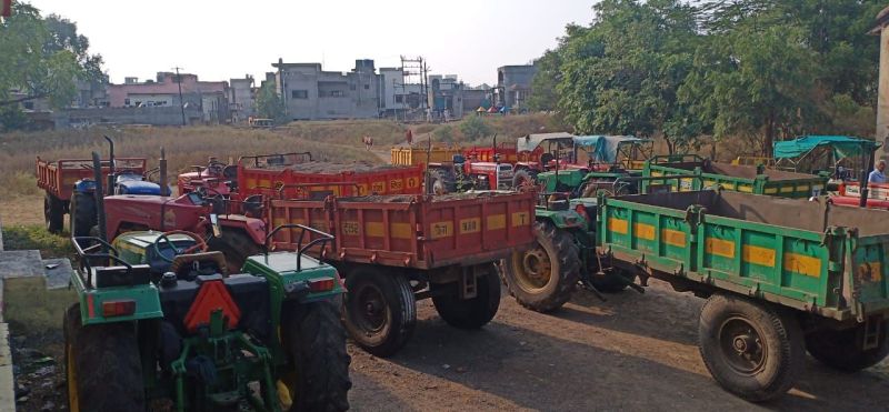 Illegal transport of sand; Five tractors seized | रेतीची अवैध वाहतूक; पाच ट्रॅक्टर जप्त
