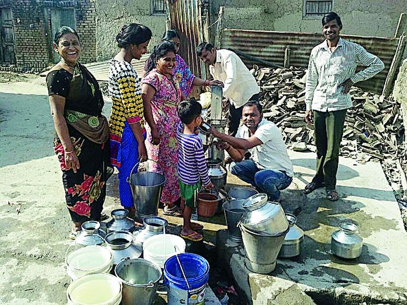 Due to severe water scarcity in Chief Minister Dattak village | मुख्यमंत्री दत्तक गावात भीषण पाणीटंचाई