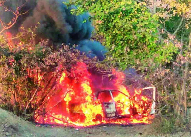 After the accident, the devotees lit the car | अपघातानंतर भाविकांनी कार पेटविली