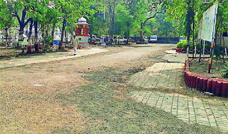 Zilla Parishad campus breathed a sigh of relief | जिल्हा परिषद परिसराने घेतला मोकळा श्वास