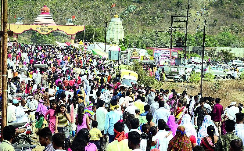 Crowds all round Kondeshwar | कोंडेश्वरला अलोट गर्दी