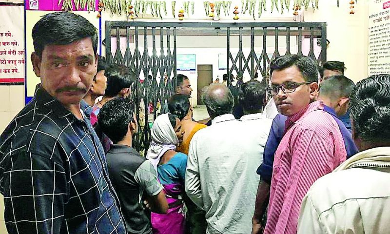 Maharashtra Election 2019 : Closed by access to polling stations at 6 Pm | Maharashtra Election 2019 : ६ वाजता मतदान केंद्रांची प्रवेशद्वारे बंद