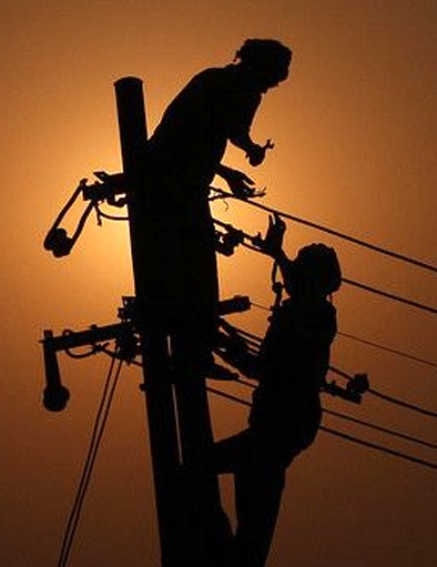 The power supply of Himali Beed city is 8 hours | निम्म्या बीड शहराचा वीजपुरवठा ८ तास बंद