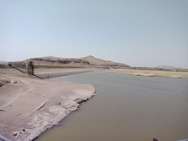The base reached by Bhojapur dam | भोजापूर धरणाने गाठला तळ