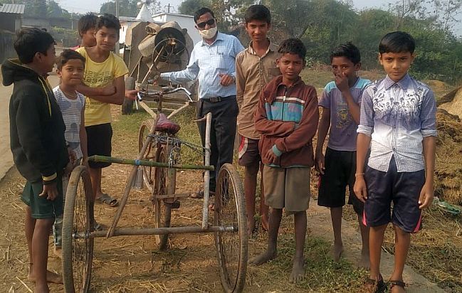Students from Bhandara district built bicycle rickshaws and bullock carts by collecting waste materials | अडगळीतले साहित्य जमा करीत भंडारा जिल्ह्यातील विद्यार्थ्यांनी तयार केली सायकल रिक्षा व बैलगाडी