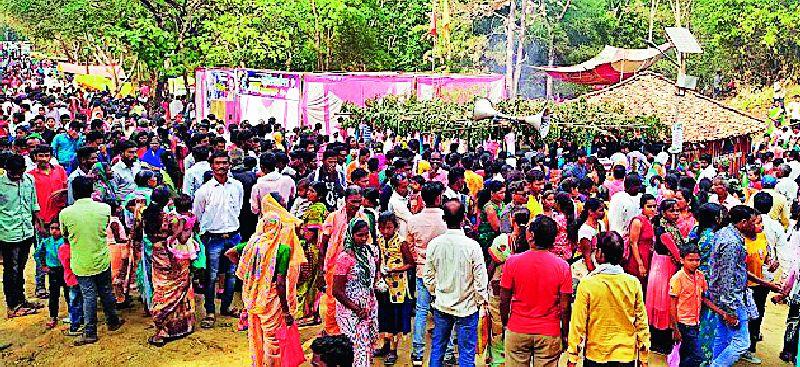 Crowd at Lakhapatil Shivaritha in Coca Sanctuary | कोका अभयारण्यातील लाखापाटील शिवतीर्थावर गर्दी