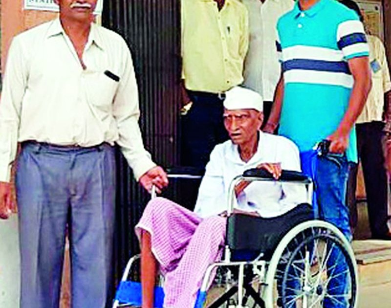 Maharashtra Election 2019 : Senior voting with the disabled | Maharashtra Election 2019 : दिव्यांगासह ज्येष्ठांनी केले मतदान