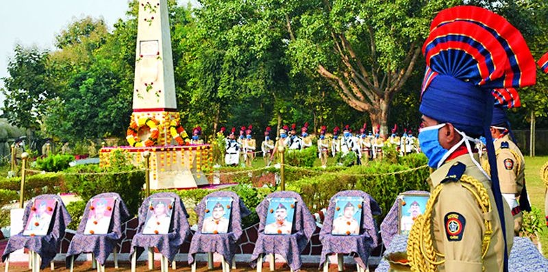 Vahili pays homage to the martyrs of the district | जिल्ह्यातील शहीदांना वाहिली आदरांजली