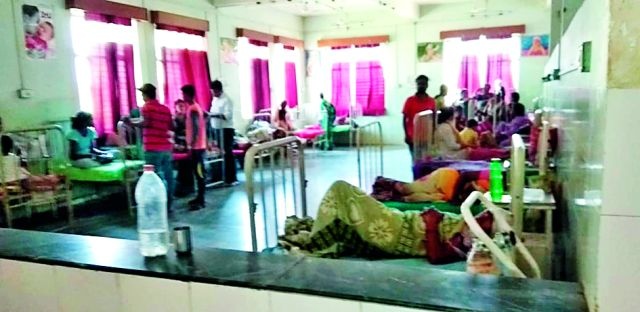 Two patients on one bed in Tumsar subdivision hospital | तुमसर उपजिल्हा रुग्णालयात एका बेडवर दोन रुग्ण