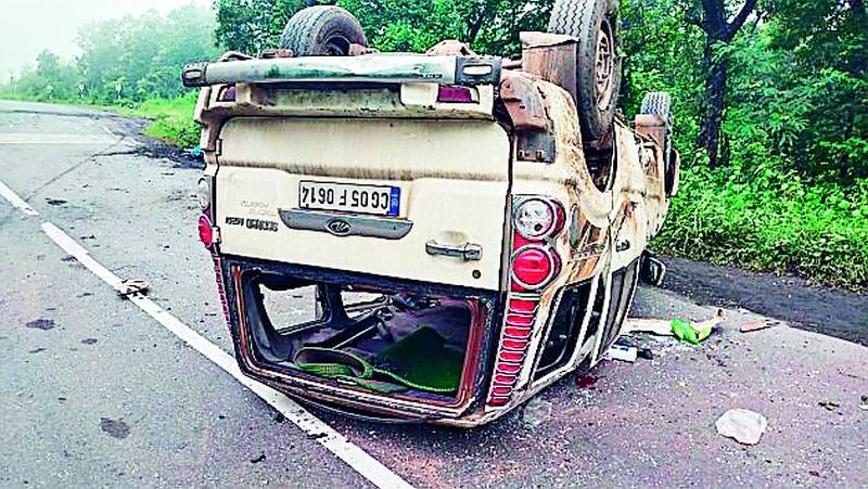 The devotee's Scorpio car jumped out of the pit and overturned; One killed, nine injured | भाविकांची स्काॅर्पिओ कार खड्ड्यातून उसळून उलटली; एक ठार, नऊ जखमी