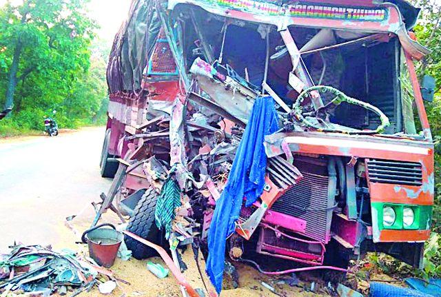 The driver of both the trucks died in an accident near Dandagaon | दांडेगावजवळ अपघातात दोन्ही ट्रकचे चालक ठार