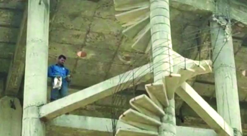 At Mehkar, agitation by climbing on the water tank for electricity and drinking water | मेहकर येथे वीज, पिण्याच्या पाण्यासाठी टाकीवर चढून आंदोलन