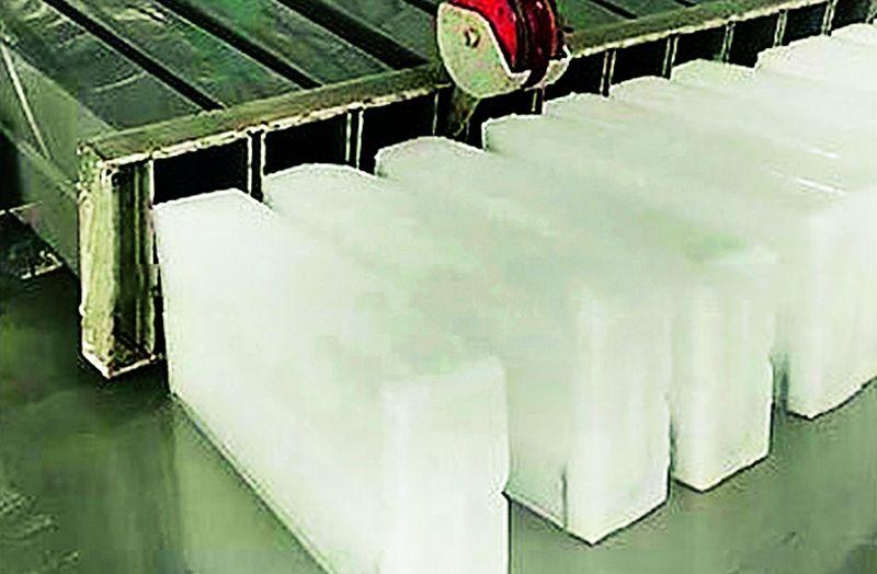Ice business is in crisis | बर्फ बनविण्याचा व्यवसाय आला संकटात