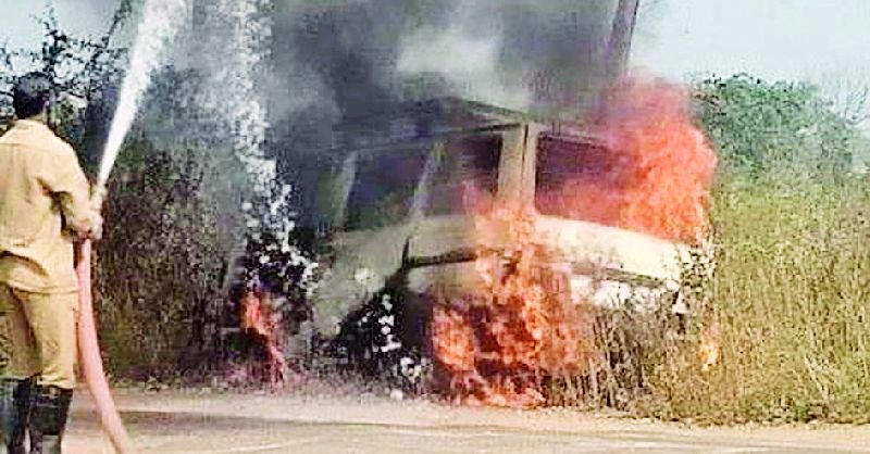  'The burning car' near Vihargaon | विहीरगावजवळ ‘द बर्निंग कार’